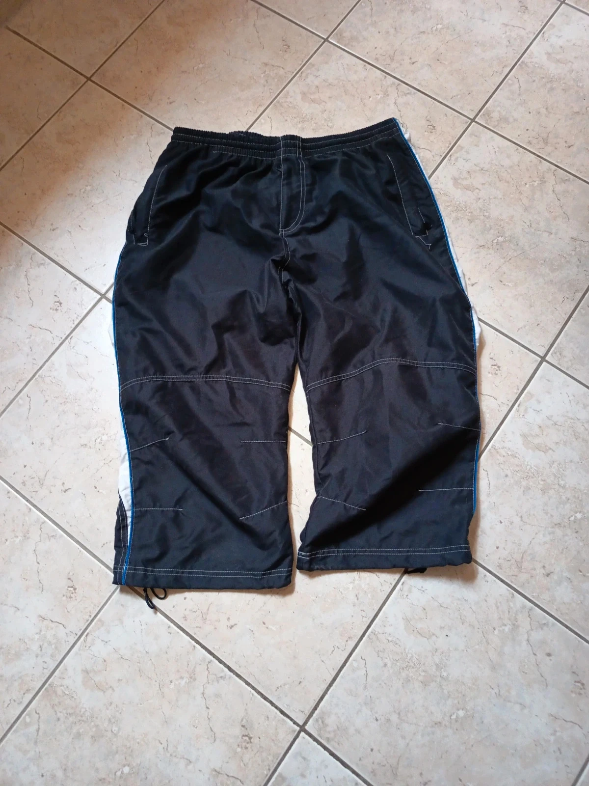 Bermuda noir bandes blanches /bleue